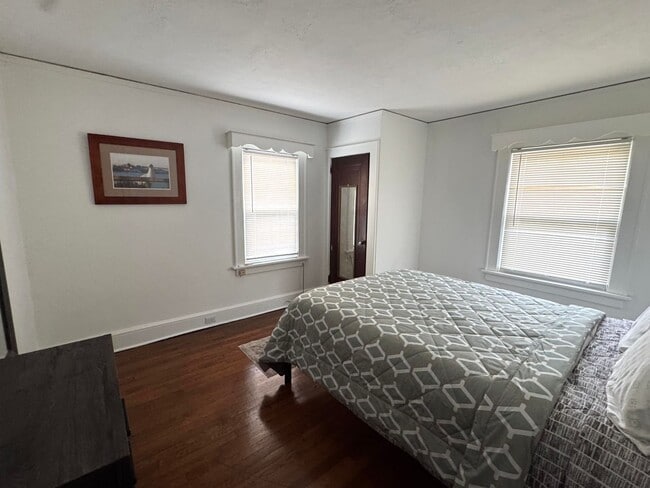 Building Photo - 5 bedrooms, 2.5 bathrooms