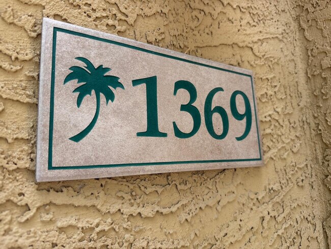 Building Photo - 1367 S Country Club Dr