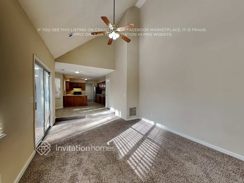 Building Photo - 2640 Woodside Dr