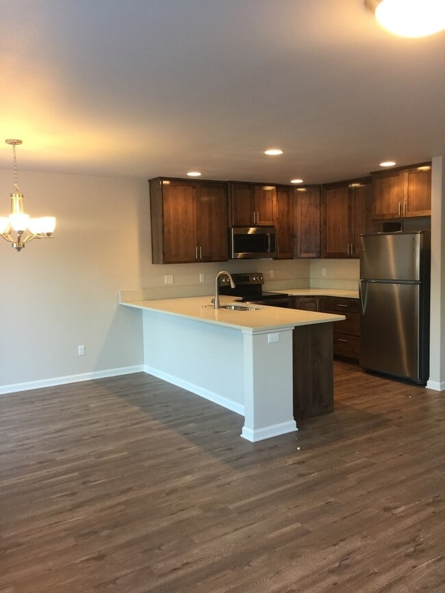 Building Photo - SE Bend, LIKE NEW Townhouse, 3 Bedrooms, 2 1/2 Baths, Garage, Gas Heat, Patio