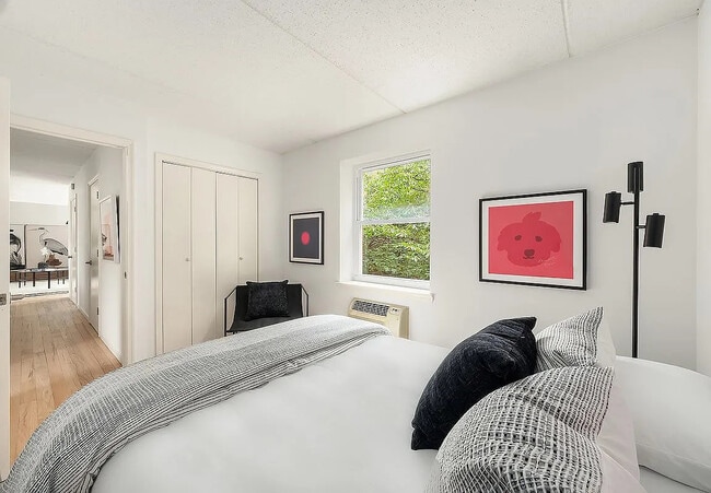 Building Photo - 6 Renaissance Ct