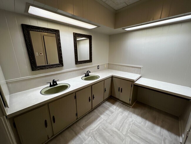 Building Photo - 210 St Michael St