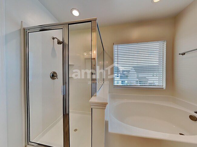 Building Photo - 136 Weeping Cypress Dr