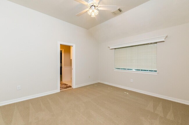 Building Photo - 4915 Keneshaw St