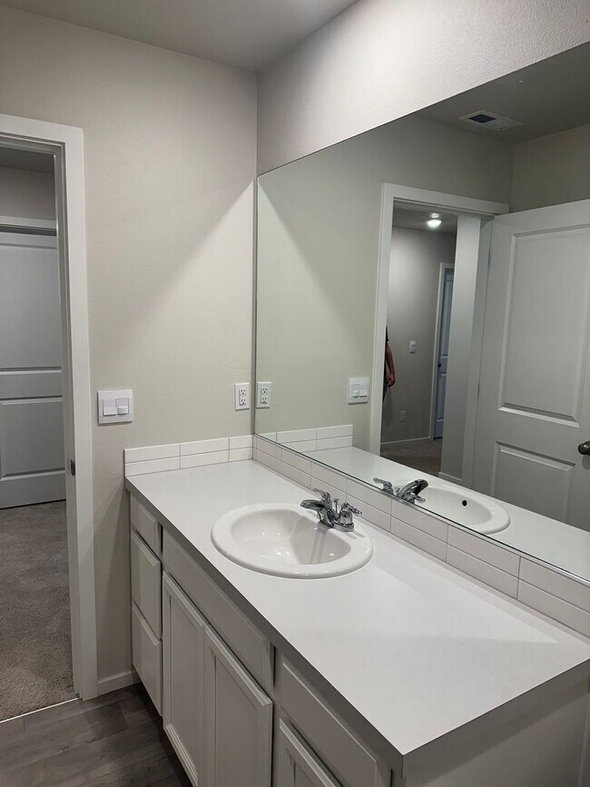 Building Photo - Pet friendly 4 bedroom 2.5 bath house!
