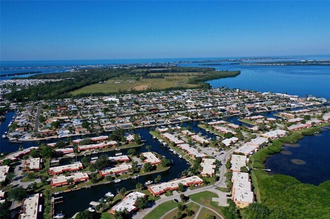 Building Photo - Adorable 1/1 condo with dock and amenity community