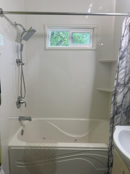 Jacuzzi Tub & Shower Heads - 161 17th St N