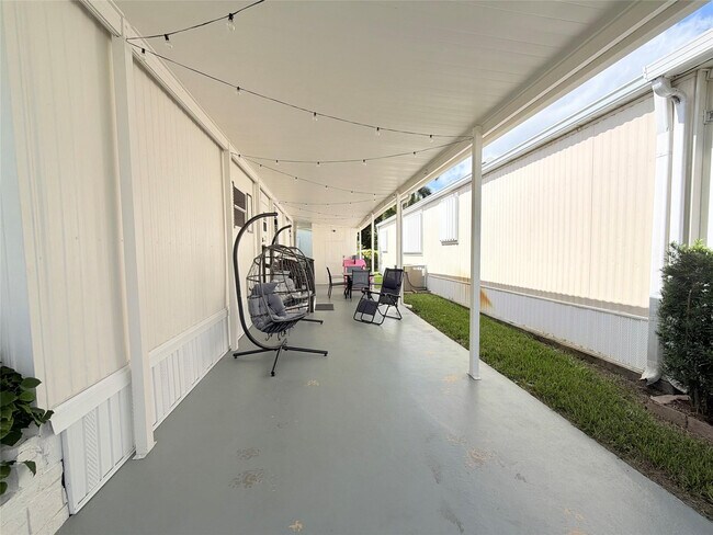 Building Photo - 5221 SW 25th Ave