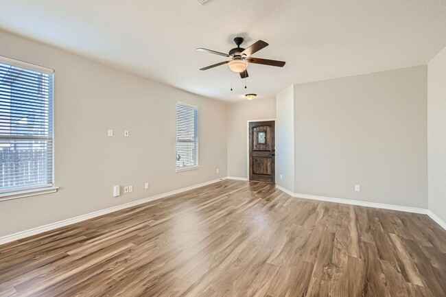 Building Photo - Charming 3 Bedroom Home Near
