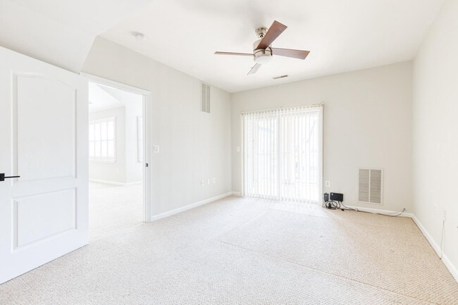 Building Photo - 400 Symphony Cir