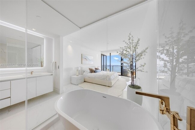 Building Photo - 700 NE 24th St