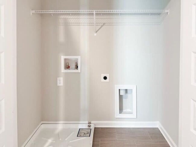 Building Photo - House - 3 beds, 3 baths,