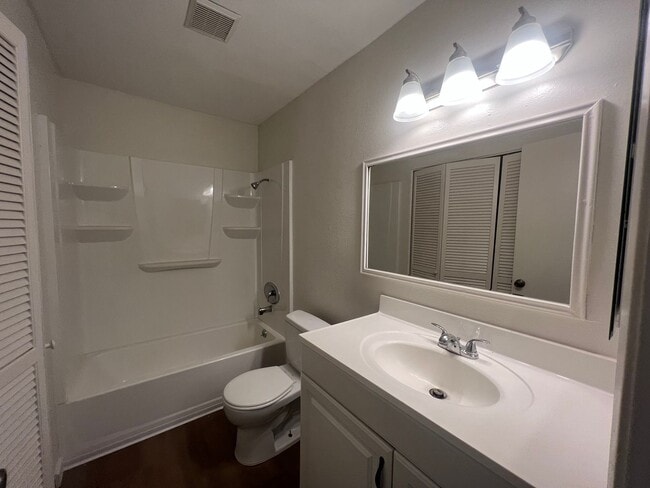 Building Photo - ***$1000 off of 1st months rent*** Condo N...