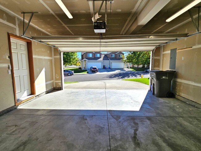 Building Photo - *360 TOUR AVAILABLE* Beautifully Remodeled...