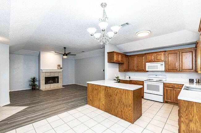 Building Photo - Beautifully remodeled 2/2/2 in very upscal...