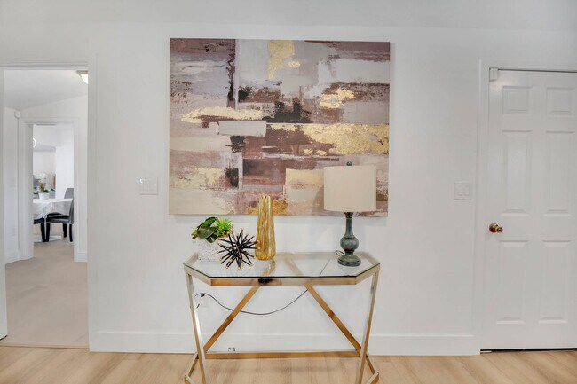 Building Photo - 16047 Meadowcrest Rd