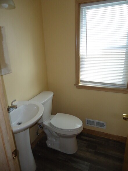 Building Photo - 5429 Harriet Ave