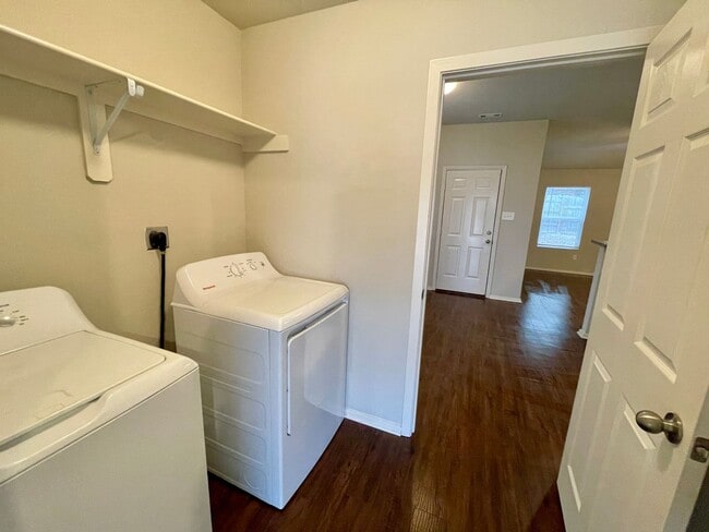 Building Photo - Three bed,  two bath in Valley View available now