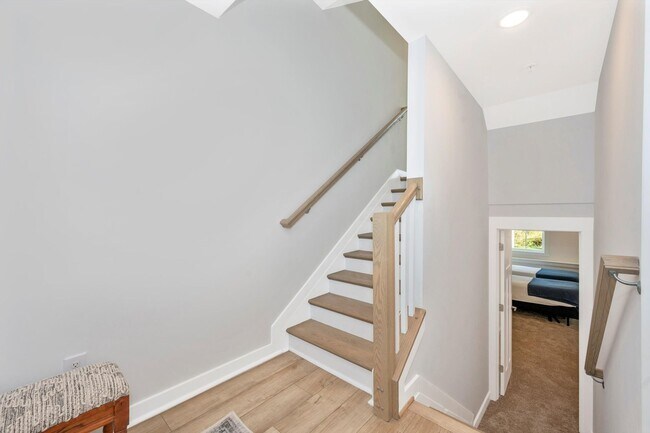 Building Photo - The Enclave At Gambrill View