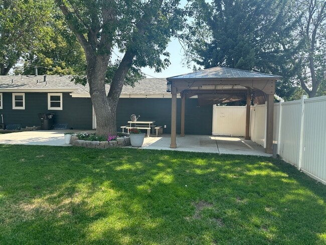 Building Photo - 5 bedroom 2 1/2 bath home for rent