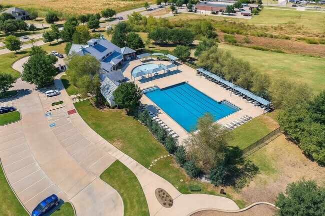 Building Photo - Beautiful, spacious 3B/2B home near the lake