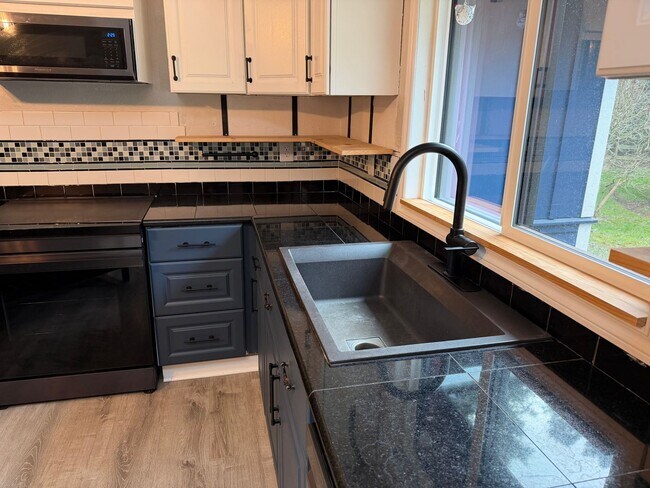 Building Photo - Lovely Single Level Rambler with Custom Finishes and Pet Friendly!