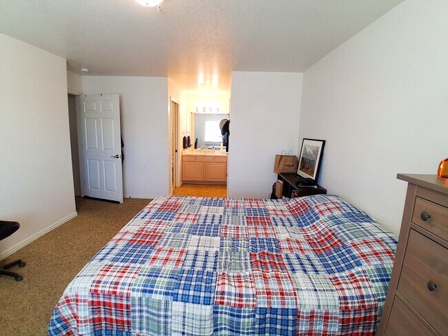 Building Photo - 104 W 1230 N St