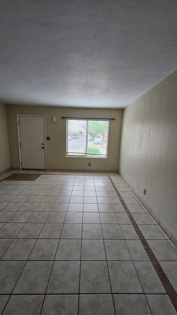 Building Photo - Cute condo for rent, 2 bedrooms, 2.5 bath