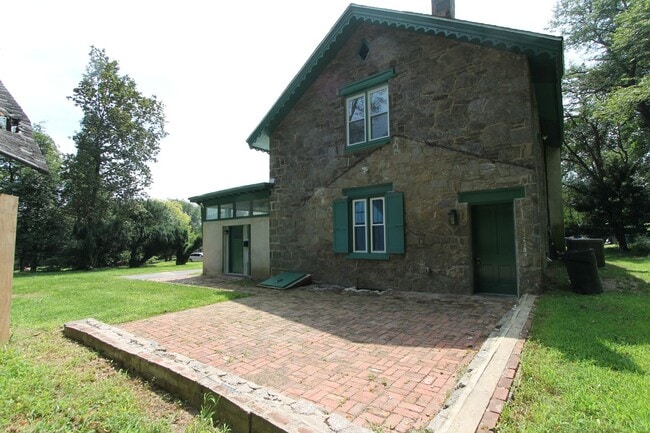 Building Photo - 5925-31 Devon Pl