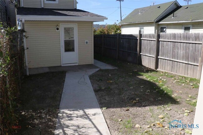 Building Photo - 129 Oswald St