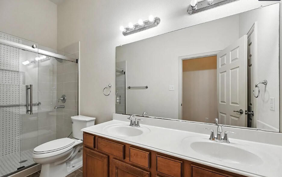 Building Photo - Room in House on Smoke Tree Dr