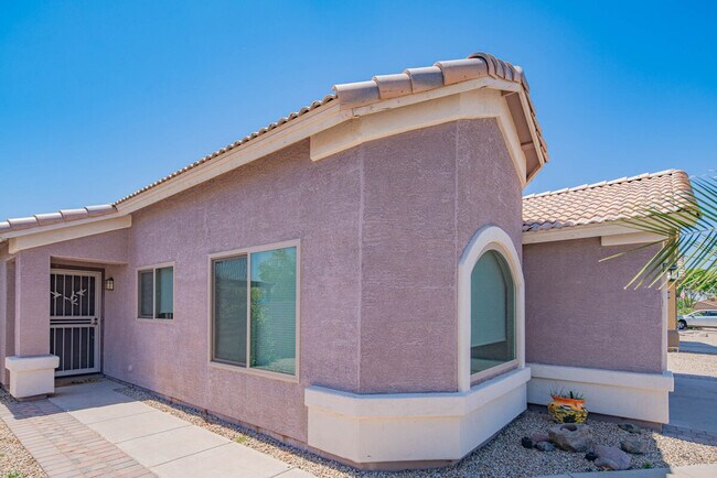 Building Photo - 1541 E Peregrine Trail