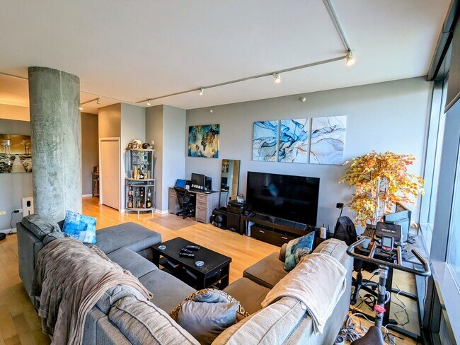 Building Photo - 860 W Blackhawk St