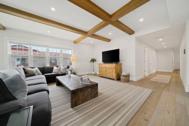 Building Photo - 144 Linden St