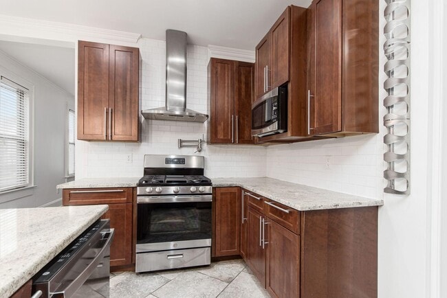 Building Photo - 106 E Gates St