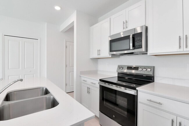 Building Photo - Brand-New 3BR/2.5BA Townhome in Lakewood Ranch — Internet, Trash, & Lawn Care Included