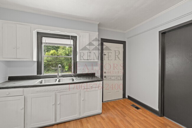 Building Photo - 1527 11th Ave