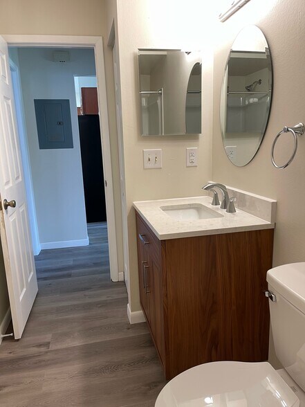Building Photo - 2901 Bay View Dr