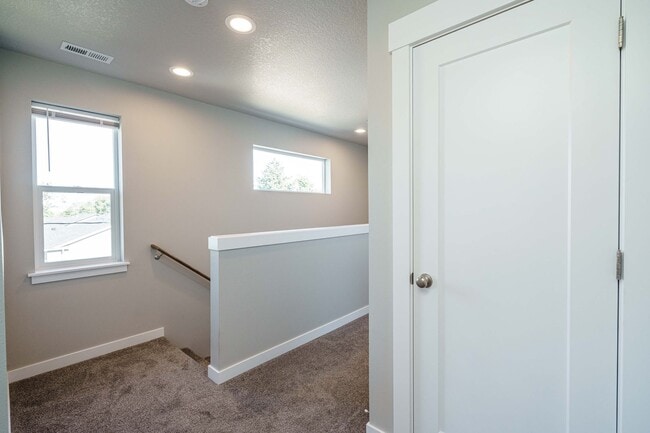 Building Photo - Move In Ready 3 Bedroom 2.5 Bathroom - Convenient Camas Location