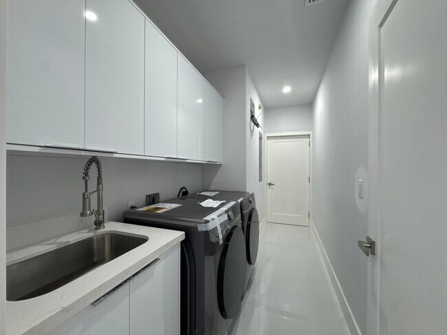 Building Photo - 1882 Coral Point Dr