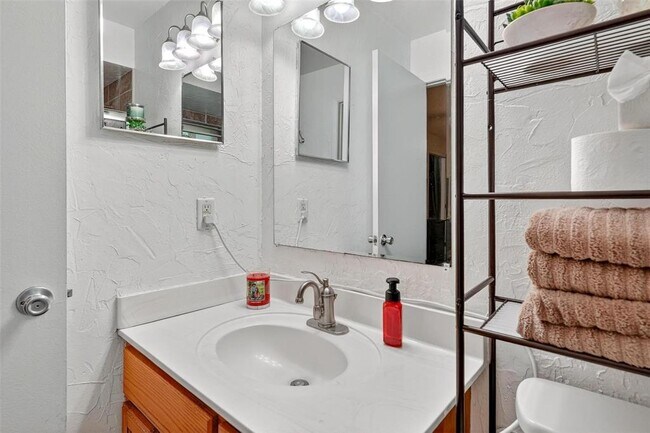 Building Photo - 5107 Deer Creek Dr