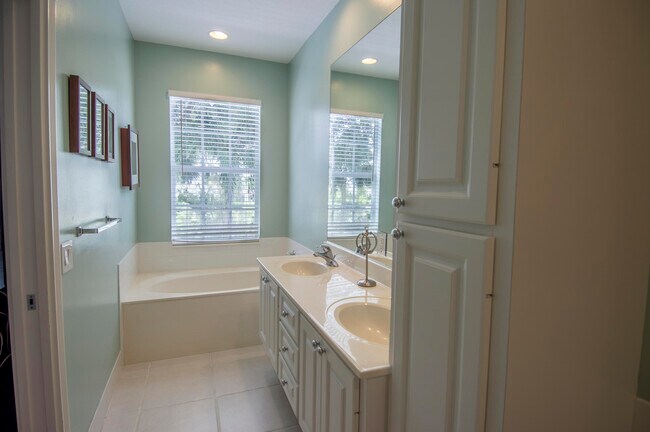 Building Photo - 504 Capistrano Dr