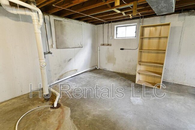 Building Photo - 532 Holiday Ave