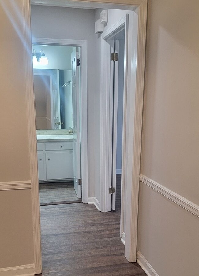 Building Photo - Adorable UPDATED 2-Bedroom, 2-Bathroom Tow...