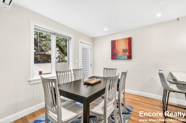 Building Photo - 10 Bradbury St