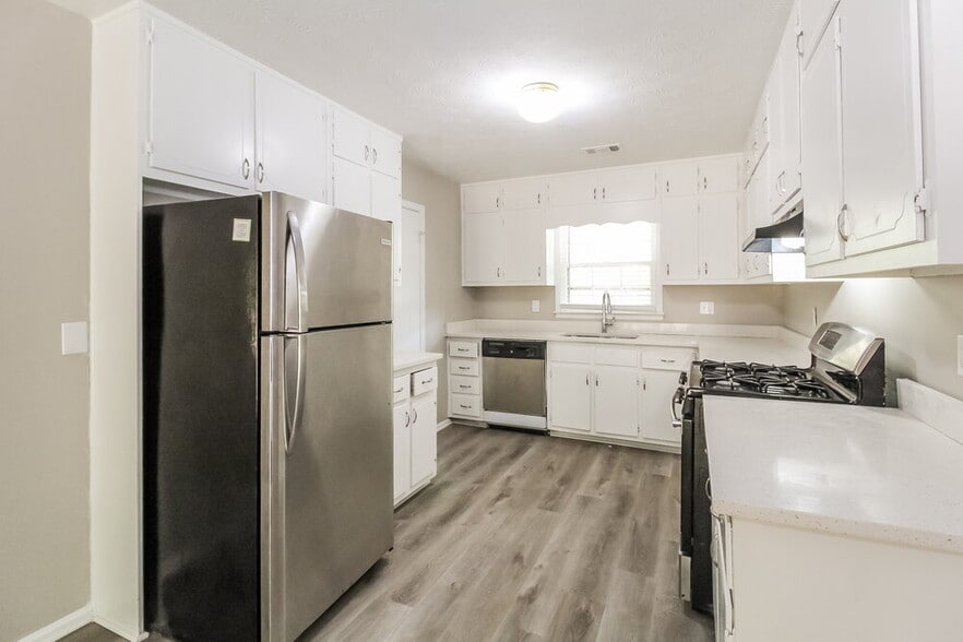 Building Photo - 3010 Randolph Ct NE