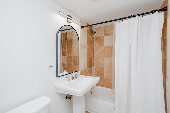 Building Photo - 6677 N Oliphant Ave