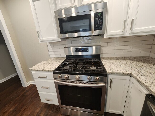 Building Photo - 3 Bedrooms 1.5 Baths Carport - Midtown