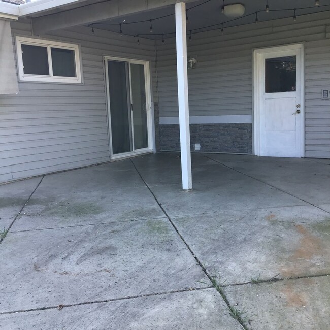 Building Photo - 3 Bedroom Home - Move in Special $200.00 o...