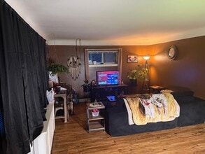 Building Photo - 602 E 7th St